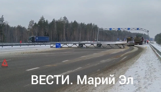 В Марий Эл на повороте к Куяру грузовик снёс рамную конструкцию со знаками