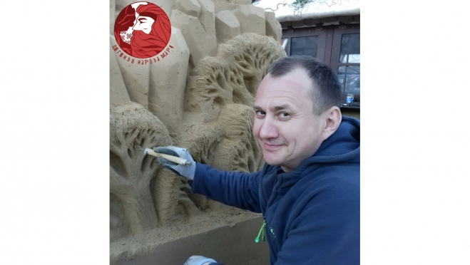 В Йошкар-Оле неоднократный победитель конкурсов вырезает из дерева Кокшу-патыра