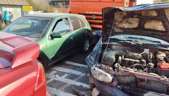 В Марий Эл «КамАЗ» протаранил три иномарки