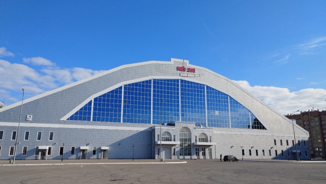 На здании манежа «Арена Марий Эл» пропала часть букв фасадной подсветки