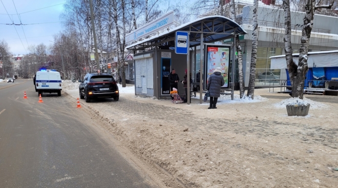 В Йошкар-Оле иномарка на остановке общественного транспорта наехала на подростка