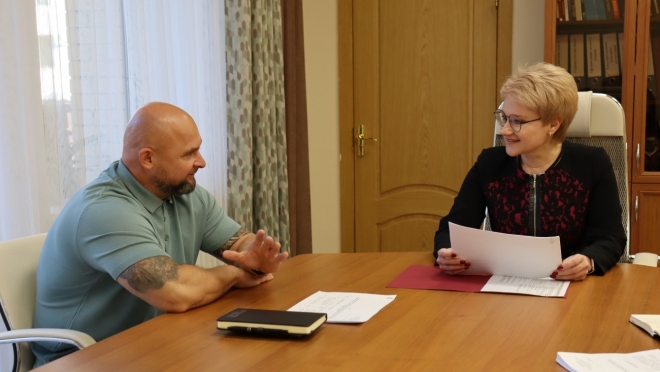 Лариса Ревуцкая знакомит участника программы «Герои Марий Эл» со сферой образования