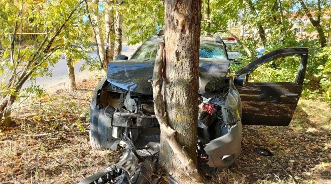 В Йошкар-Оле на Крылова пьяный водитель на иномарке врезался в дерево
