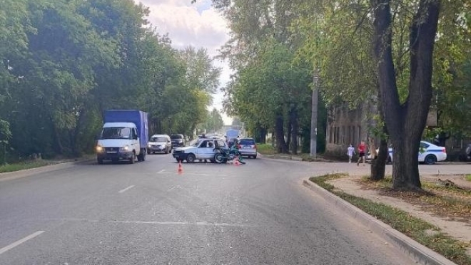 В Йошкар-Оле 77-летний водитель на «Оке», выезжая на главную дорогу, сбил мотоциклиста