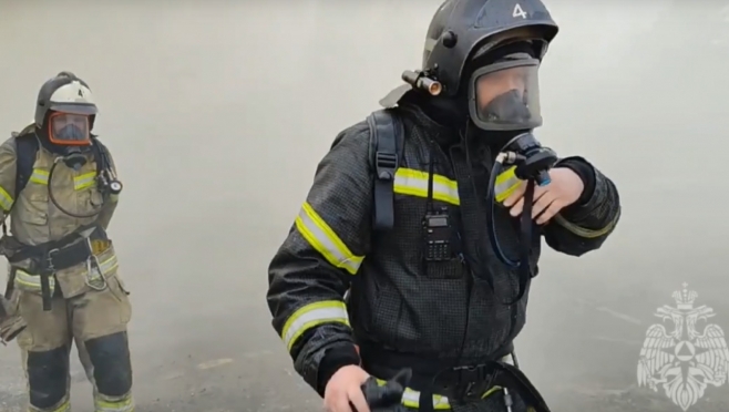 В Семёновке сильный пожар охватил надворные постройки