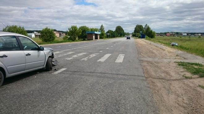В результате столкновения двух машин пострадала женщина-пешеход