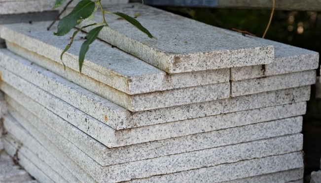 В Волжске 51-летнюю женщину придавило бетонной плитой