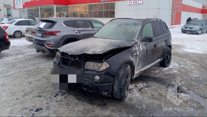 В Йошкар-Оле на парковке у магазина загорелся BMW