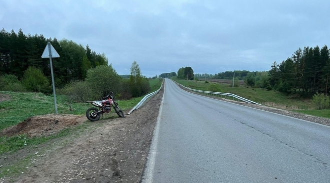 В Горномарийском районе пьяный мотоциклист врезался в автомобиль