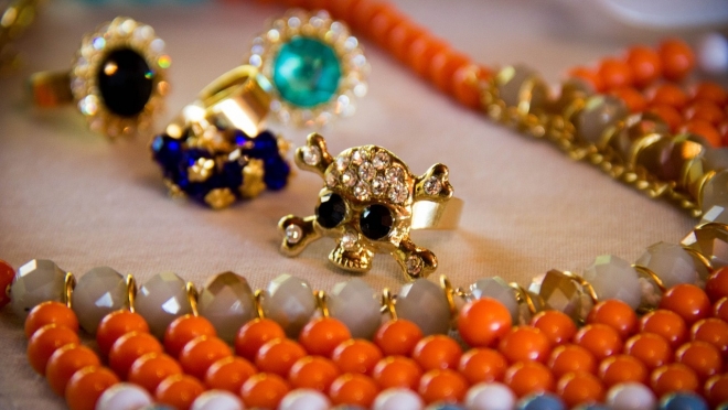 Сотрудница ломбарда два месяца сдавала в ломбард бижутерию