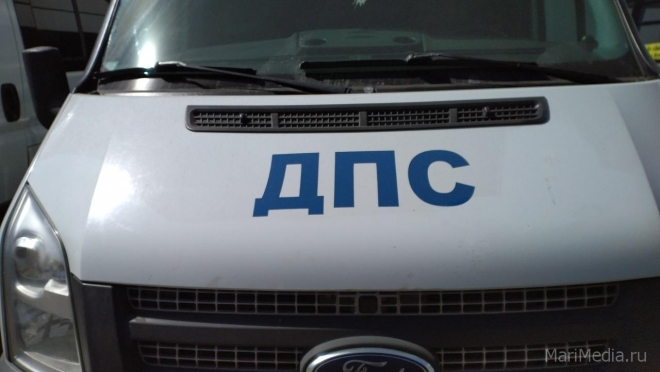 В Сернуре припаркованная машина сбила девушку