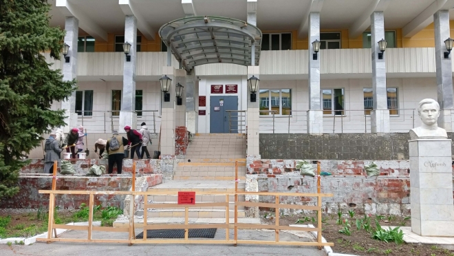 В главной библиотеке Марий Эл ремонтируют крыльцо