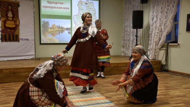 В Йошкар-Оле станцевали старинные удмуртские танцы
