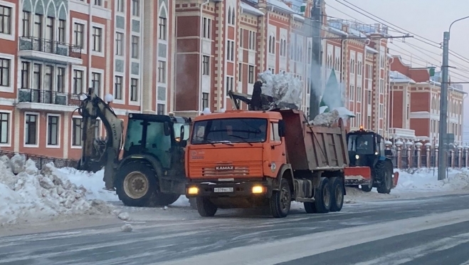 В Йошкар-Оле вывозят снег: водителей просят убрать транспорт с проезжей части