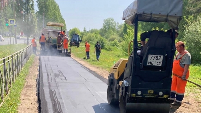 В Йошкар-Оле в районе Сосновой рощи ремонтируют тротуар