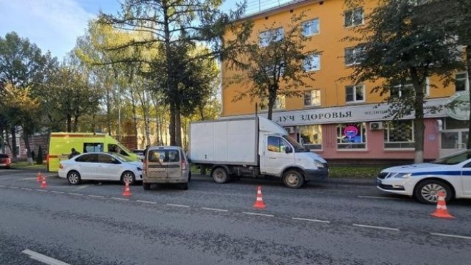 В Йошкар-Оле 64-летний водитель Lada Largus стукнул две машины