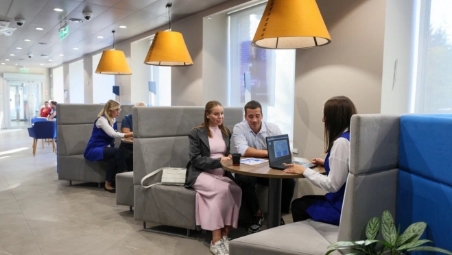 ВТБ выяснил, сколько свободных денег россияне хранят на карте