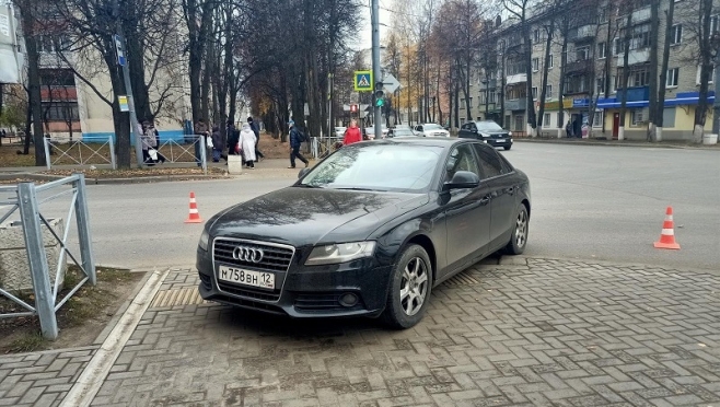 В Йошкар-Оле Audi  сбила на тротуаре взрослого и шестилетнего ребёнка