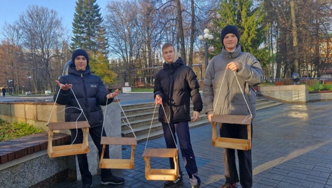 В Йошкар-Оле школьники изготовили кормушки для птиц Центрального парка