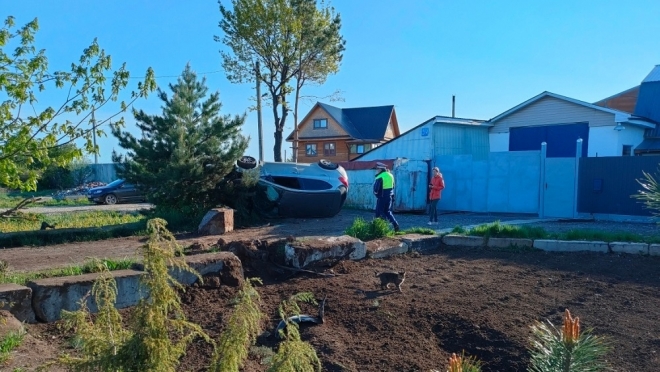 В Йошкар-Оле нетрезвая девушка опрокинулась на Kia