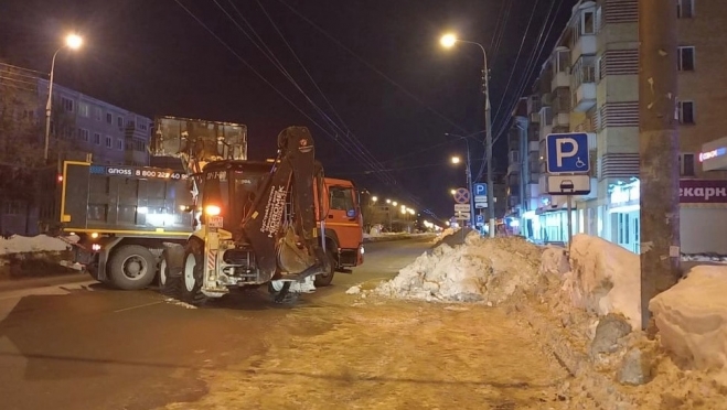 В Йошкар-Оле этой ночью вывозили снег с шести улиц