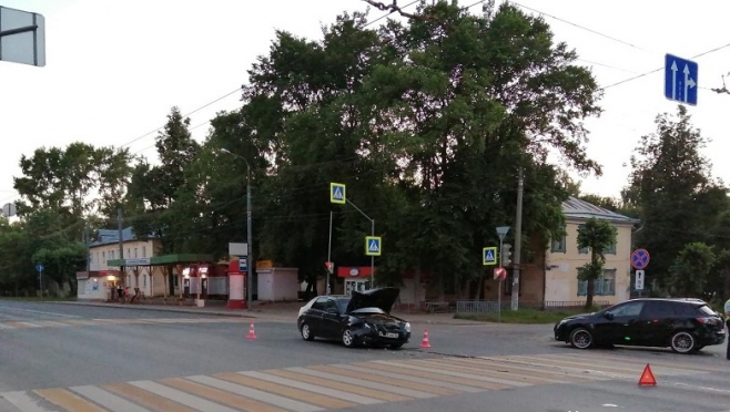 В Йошкар-Оле «Лада Приора» врезалась в иномарку