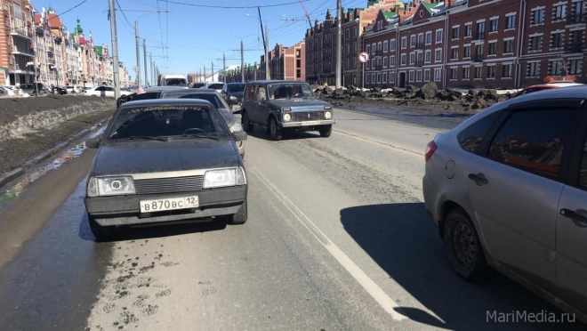 В столкновении трёх автомобилей у ЗАГСа Йошкар-Олы пострадала женщина