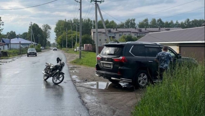 В Волжском районе мопед врезался в Lexus