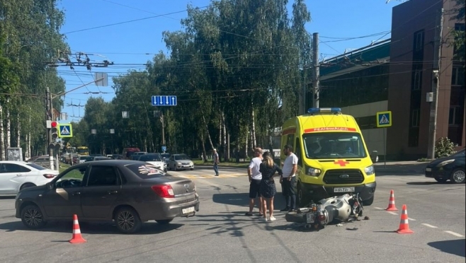 В Йошкар-Оле накануне утром автоледи на перекрёстке не пропустила мотоциклиста