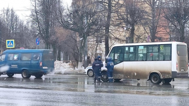 На остановке «Дом Союзов» проверяют маршрутки