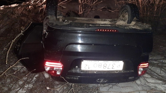 В Моркинском районе группа молодых людей на машине перевернулась в кювет