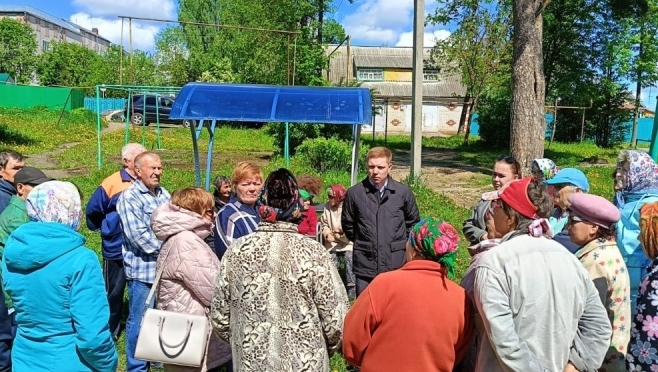 Жители Нового Торъяла жалуются на отсутствие продуктового магазина