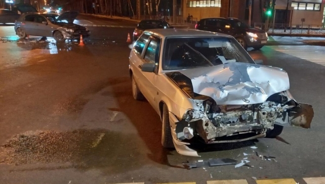 В Йошкар-Оле в результате столкновения «ВАЗ-2113» и иномарки пострадали 3 человека