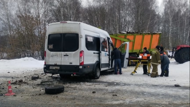 В Звениговском районе столкнулись микроавтобус и трактор «Кировец»