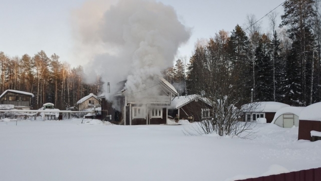 В Медведевском районе более 20 пожарных тушили жилой дом