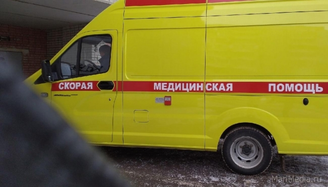 В Йошкар-Оле в машине скорой помощи скончалась женщина, выпавшая из салона троллейбуса