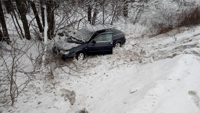 Уходя от лобового столкновения ВАЗ-2112 вылетела в кювет