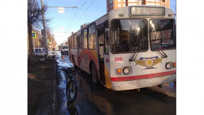 В Йошкар-Оле троллейбус сбил велосипедиста
