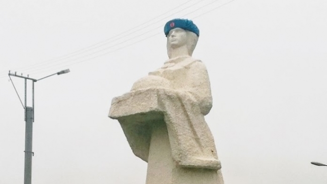 «Женщина с караваем» примерила голубой берет