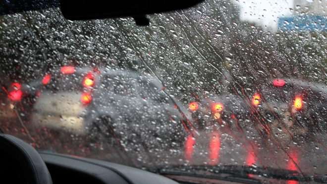 Автоэксперт пояснил, не опасно ли смешивать незамерзайку с водой