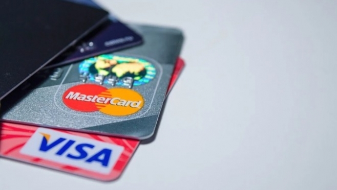 В России могут стать платными выпуск и обслуживание банковских карт