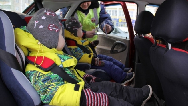 В Волжском районе инспекторы ГИБДД проверяют машины с детьми