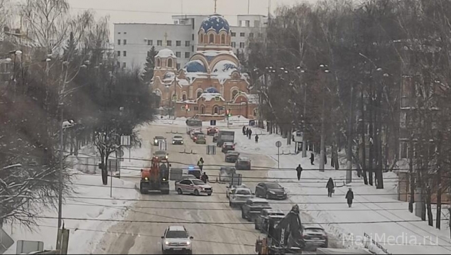 На перекрёстке Первомайской — Зарубина образовалась автомобильная пробка