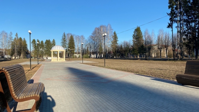 В новом сквере в посёлке Советский установили четыре парковых дивана