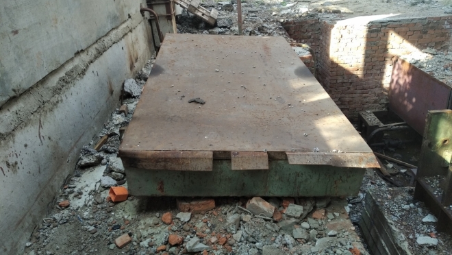 В Горномарийском районе рабочему плитой придавило ногу