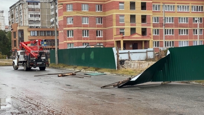 В Йошкар-Оле сегодня чинят крыши домов и ограждения, повреждённые ветром