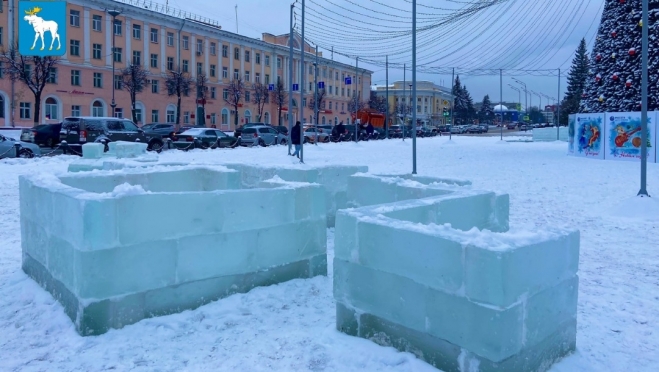На центральной площади Йошкар-Олы «строят» ледовый городок