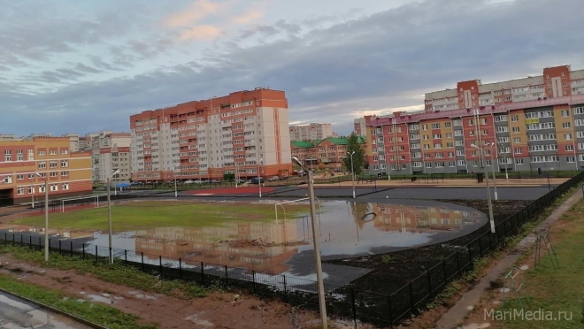 В новой школе в Йошкар-Оле после осадков спортплощадка ушла под воду