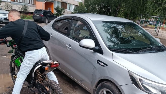 В Йошкар-Оле юный питбайкер поцарапал автомобиль и скрылся с места ДТП