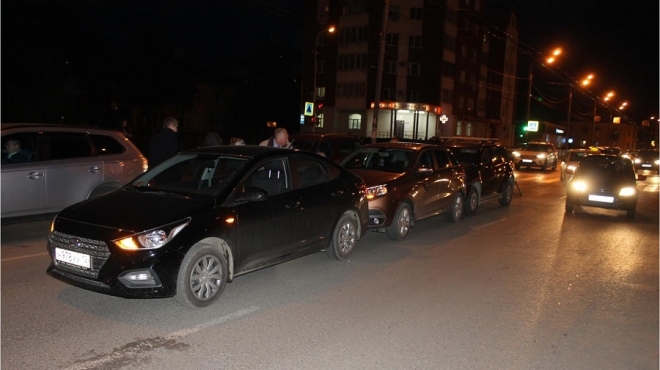 В Йошкар-Оле 66-летняя женщина-водитель протаранила несколько машин